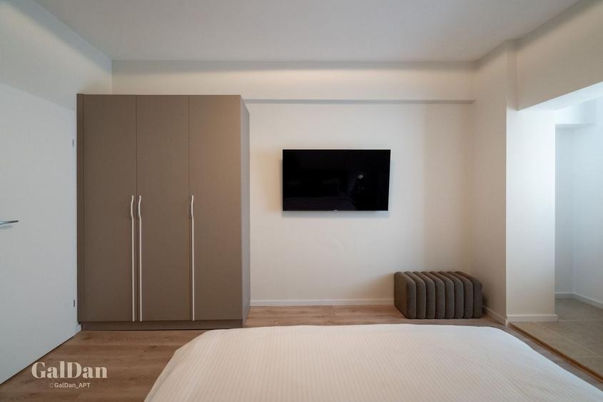 Apartament cu 4 camere semidecomandat, mobilat în P-ța Universității