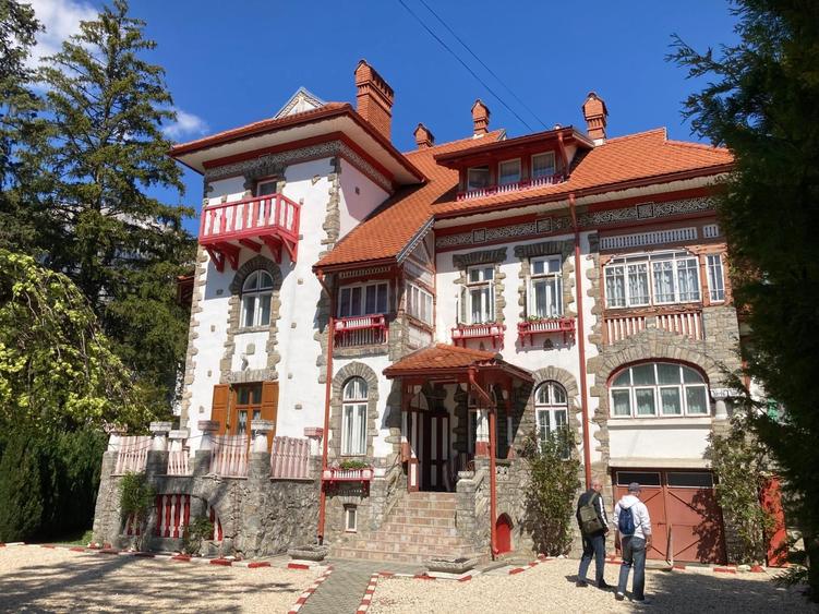 Casă cu 12 camere cu Canalizare în Bușteni