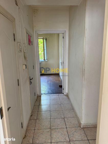 Apartament cu 3 camere semidecomandat în Centrul Civic
