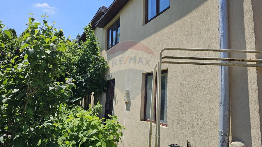 Casă individuală cu 4 camere cu Teren 680 Mp în Central