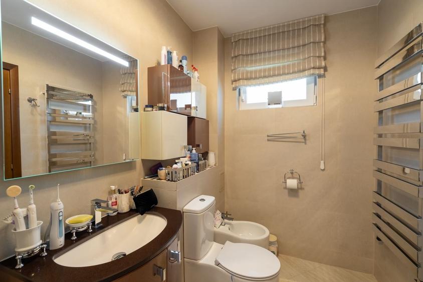 Casă individuală, elegantă, discretă, lumină naturală și confort autentic - 37
