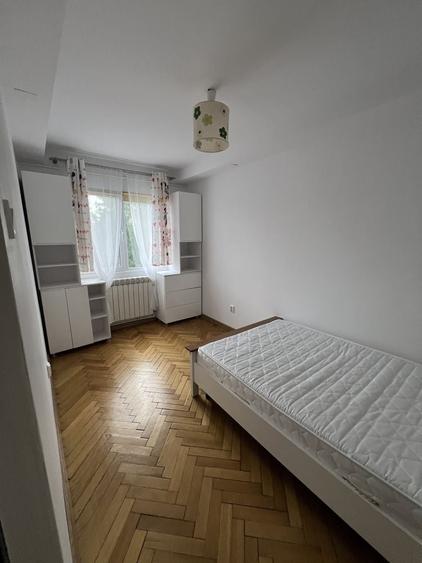 Apartament cu 3 camere semidecomandat în Podu Roș