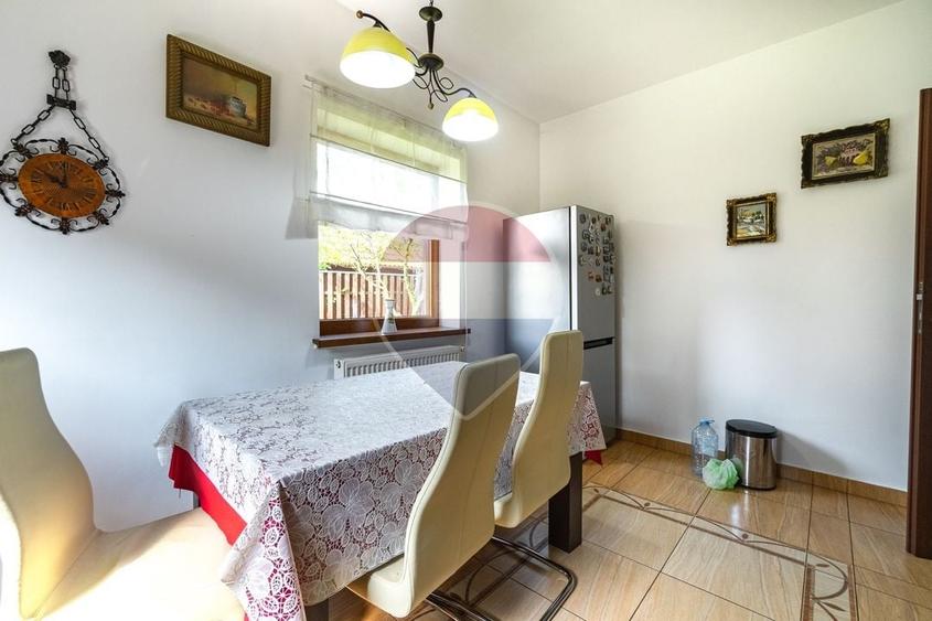 Casă individuală cu 7 camere cu Teren 1332 Mp în Cristian