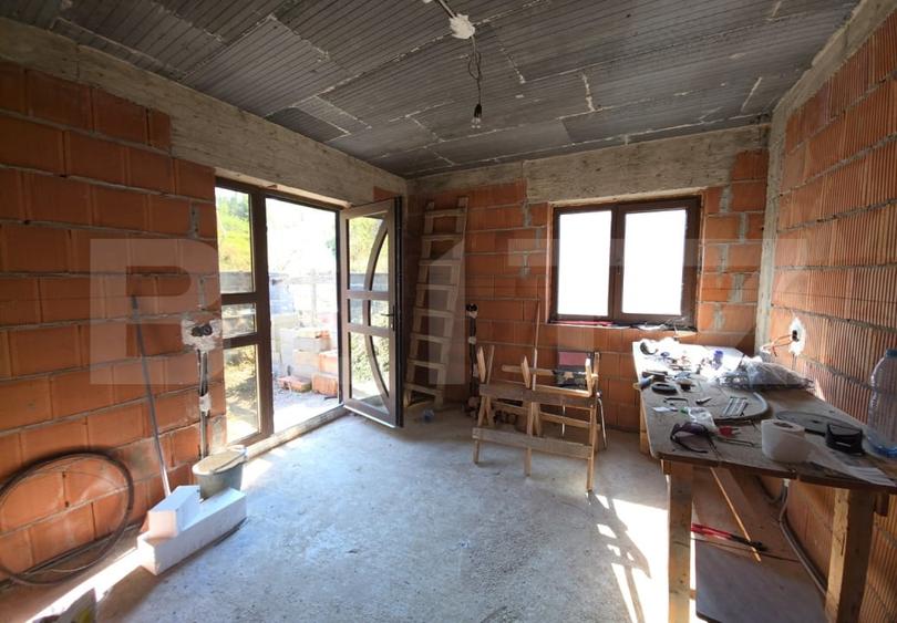 Casă individuală cu 5 camere cu Canalizare în Nord-Est