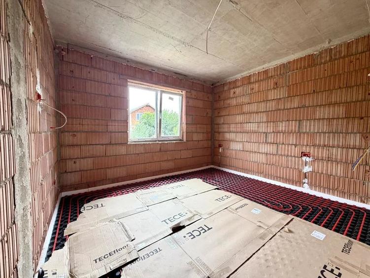 Casă cu 4 camere cu Teren 411 Mp în Sânandrei