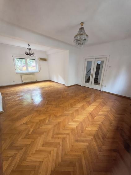 Duplex cu 8 camere cu Canalizare în Primăverii