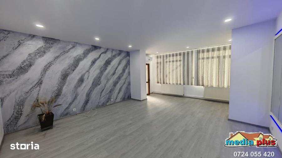 Casă cu 5 camere cu Teren 700 Mp în Piața Centrală