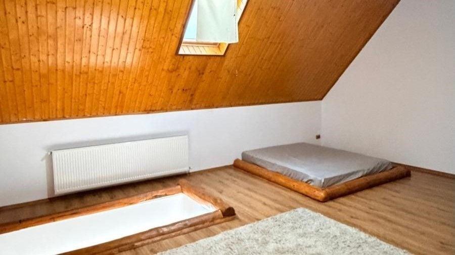 Casă individuală cu 8 camere cu Canalizare în Diosig