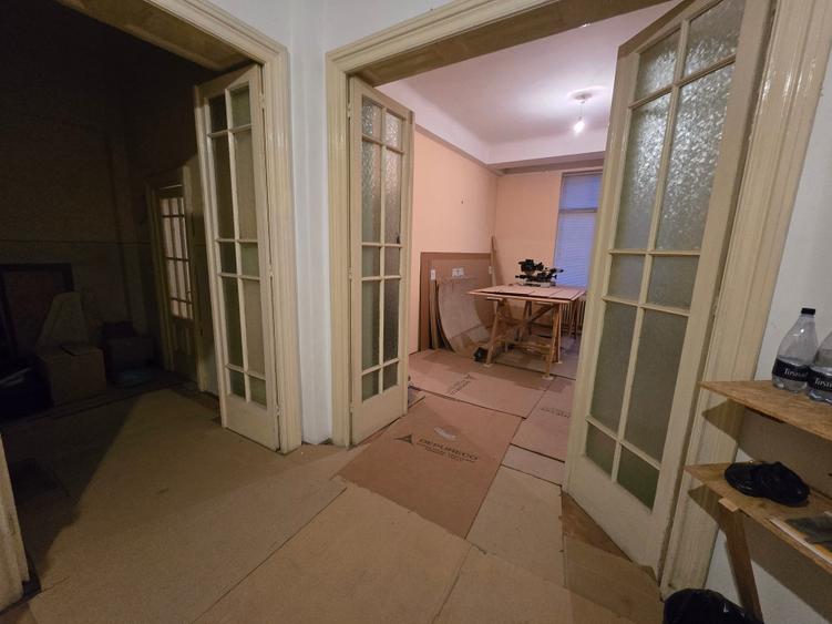 Apartament cu 4 camere semidecomandat în Armeneasca