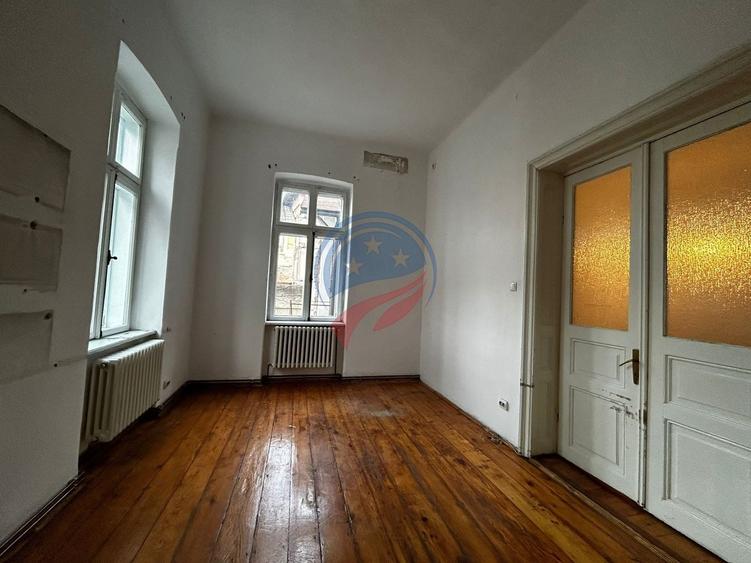 Casă individuală cu 8 camere cu Canalizare în Ultracentral