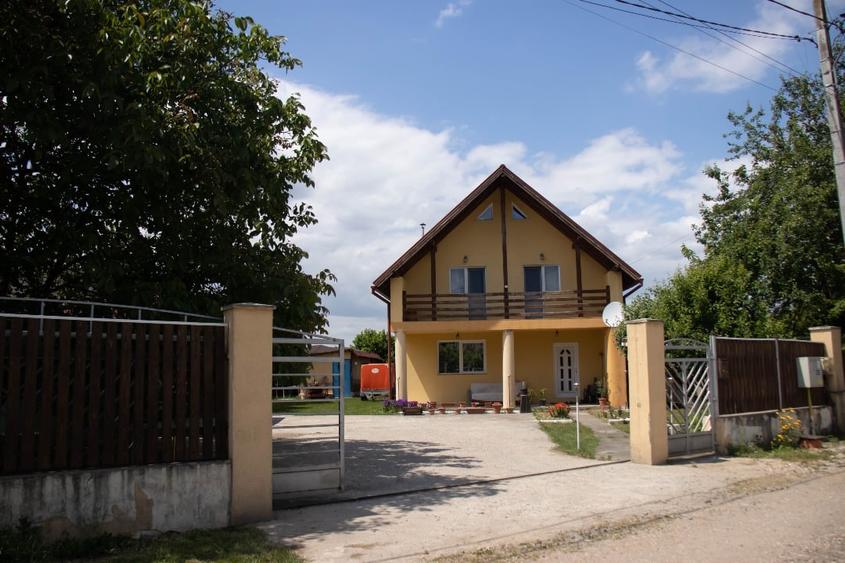 Casă individuală cu 3 camere cu Garaj în Coltău