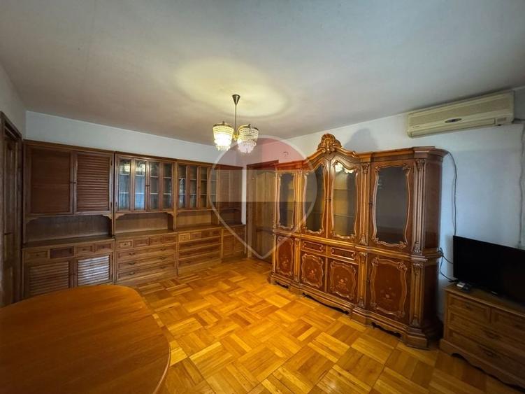Apartament cu 3 camere semidecomandat, mobilat în Podgoria