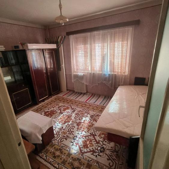Apartament cu 3 camere semidecomandat în Micro 16