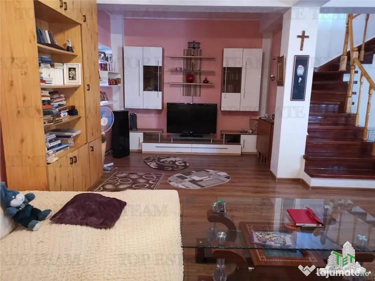 Apartament cu 4 camere decomandat în 1 Decembrie