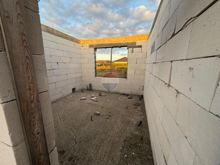 Casă individuală cu 5 camere cu Teren 1141 Mp în Cătălina