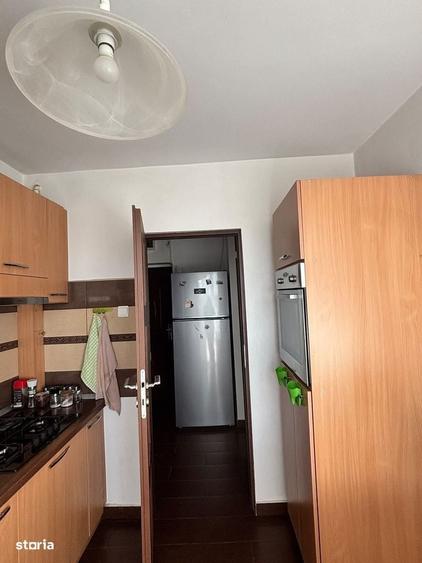Apartament cu 3 camere semidecomandat în Tractorul