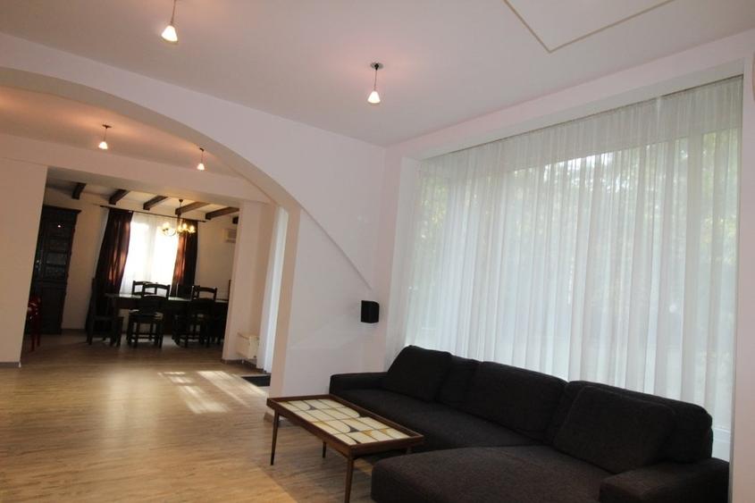 Casă cu 6 camere cu Teren 1064 Mp în Ostratu