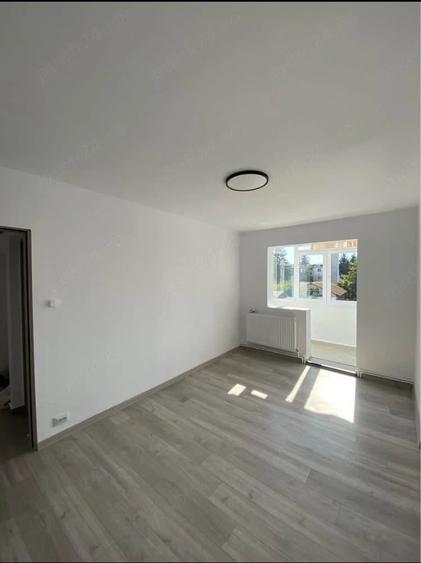 Apartament cu 3 camere semidecomandat în Milcov