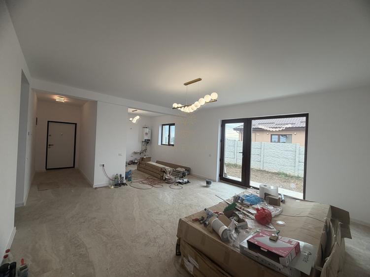 Casă individuală cu 5 camere cu Teren 330 Mp în Dascălu