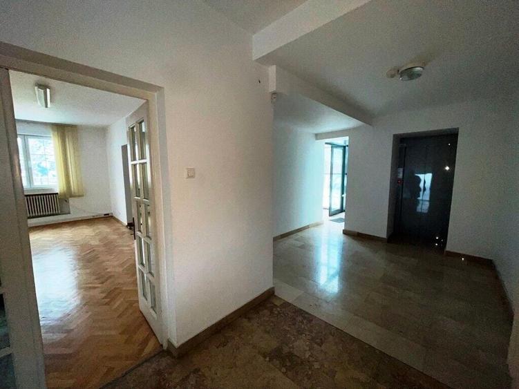 Casă individuală cu 16 camere cu Canalizare în Băneasa