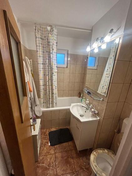 Apartament cu 3 camere decomandat în P-ța Victoriei