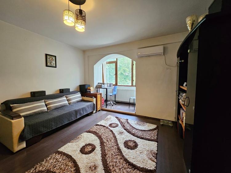 Apartament cu 3 camere semidecomandat în Calea București