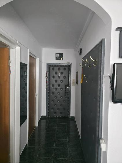 Apartament cu 3 camere semidecomandat în Centrul Civic