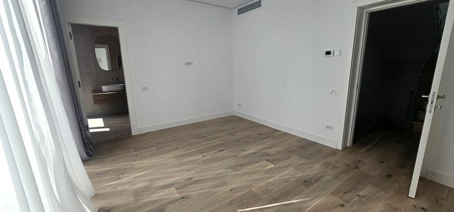 Casă individuală cu 7 camere cu Canalizare în Nord-Vest