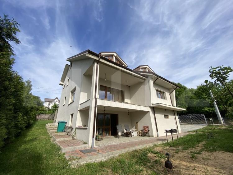 Casă individuală cu 9 camere cu Garaj în Bucium