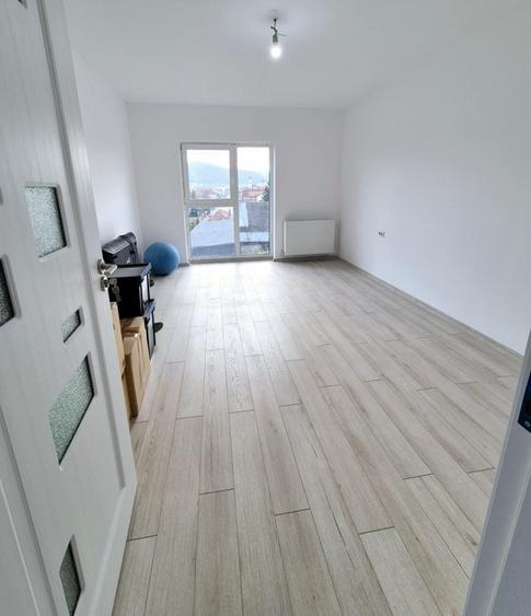 Apartament cu 3 camere, mobilat în Florești — fotografia 3