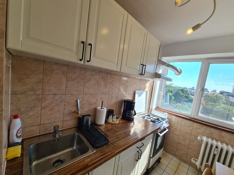 Apartament cu 3 camere semidecomandat, mobilat în Iancului