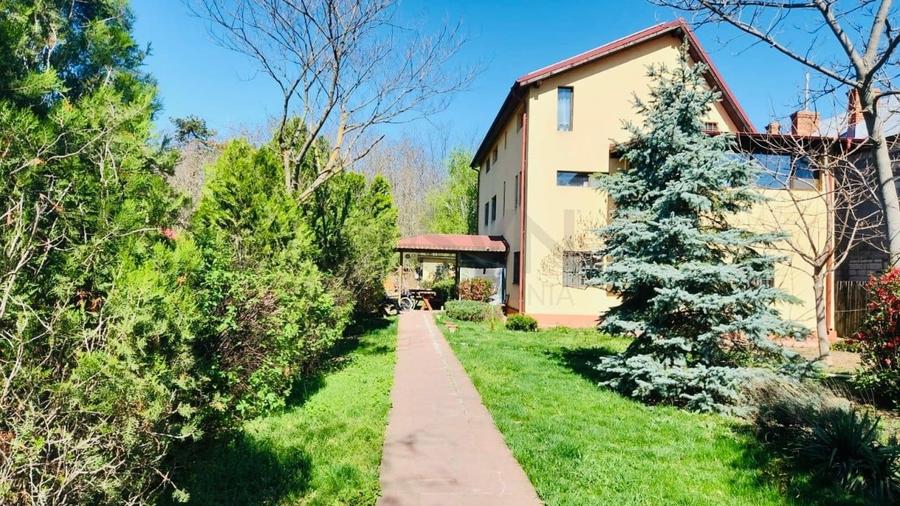 Casă individuală cu 9 camere cu Canalizare în Central