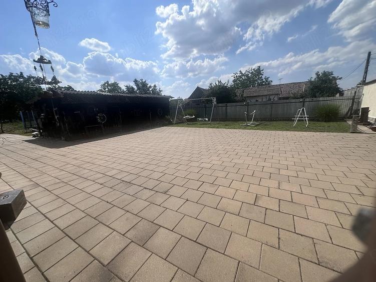 Casă cu Teren 1300 Mp în Central
