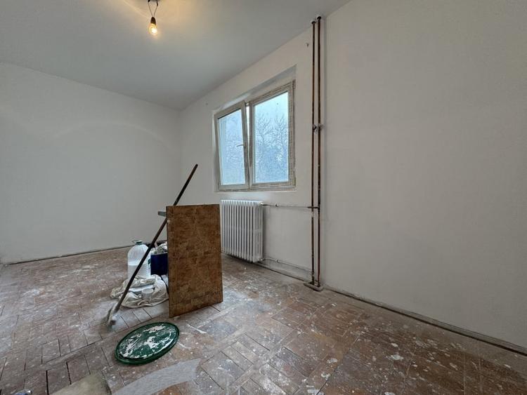 Apartament cu 2 camere nedecomandat în P-ța Doina