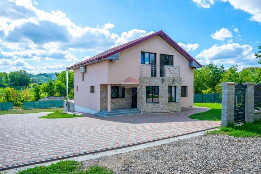 Casă individuală cu 5 camere cu Teren 2082 Mp în Tudor Vladimirescu (Avrămeni)