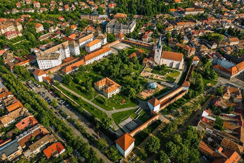Casă individuală cu 5 camere cu Canalizare în Central