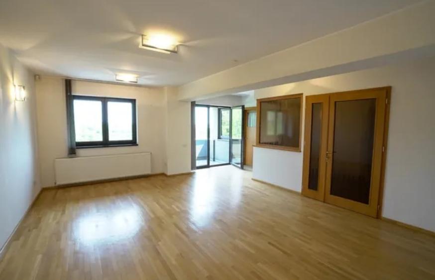 Apartament cu 3 camere semidecomandat în Băneasa
