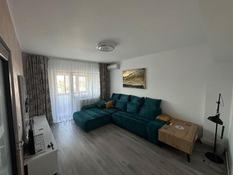 Apartament cu 4 camere decomandat în Casa de Cultură