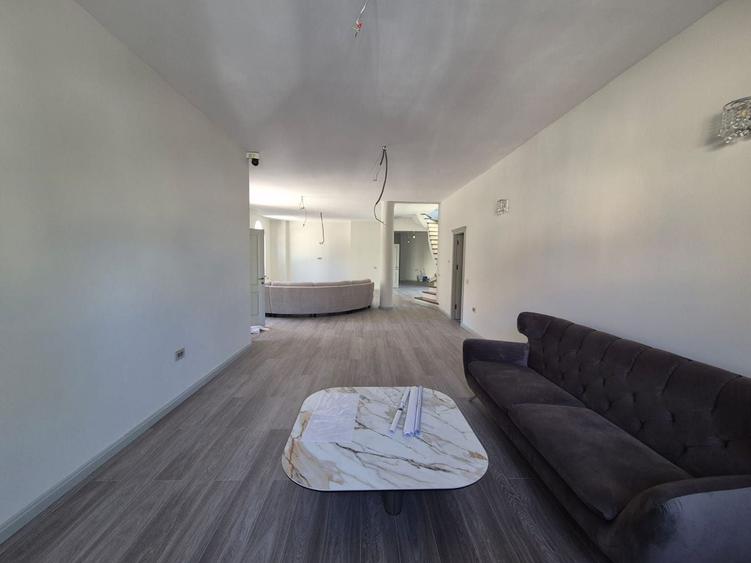 Casă individuală cu 7 camere cu Canalizare în Ultracentral