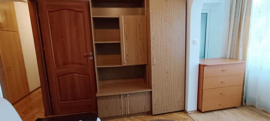 Apartament cu 4 camere decomandat, mobilat în Tractorul