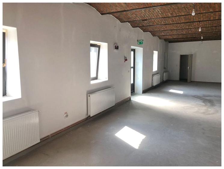 Birou, de 200 mp, în Cristian