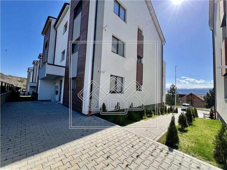 Penthouse cu 2 camere decomandat în Exterior Vest