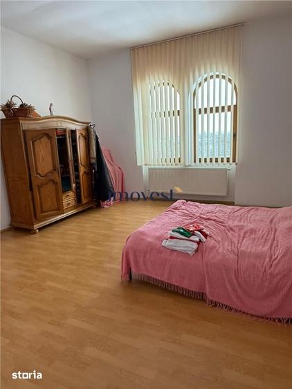 Casă cu 6 camere cu Teren 52000 Mp în Supur