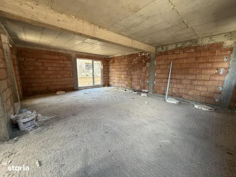 Casă cu 4 camere în Dâmbul Rotund