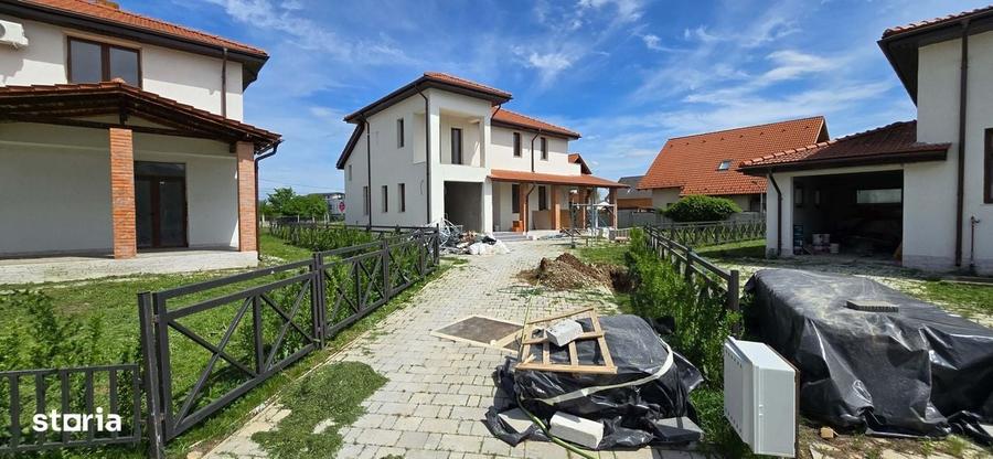 Casă cu 4 camere în Balotești