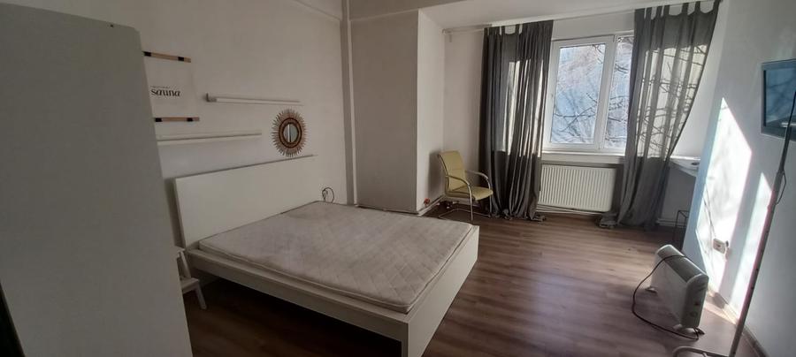 Apartament cu 4 camere decomandat în P-ța Universității