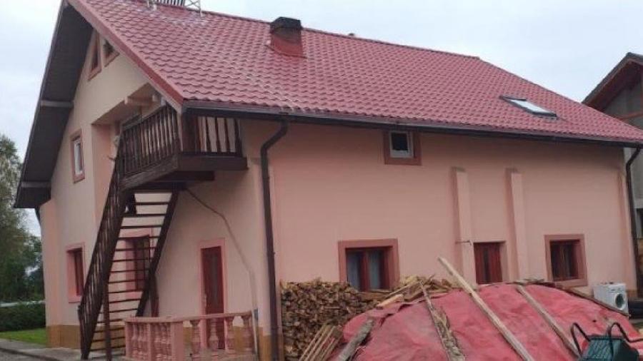 Casă individuală cu 10 camere cu Teren 1800 Mp în Vadu Moldovei