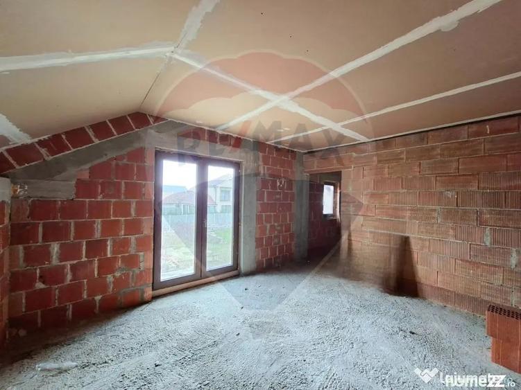 Casă cu 5 camere cu Teren 983 Mp în Vladimirescu