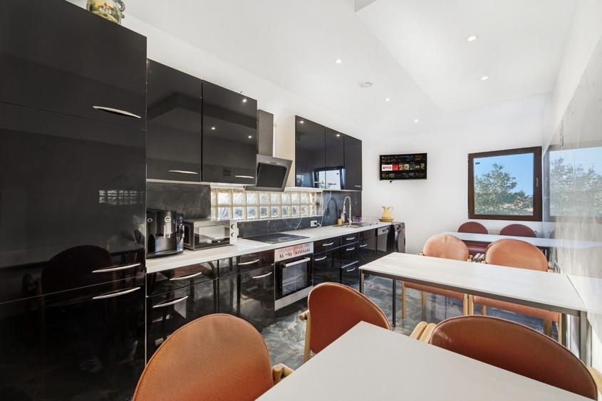 Apartament cu 4 camere decomandat în 6 Vânători