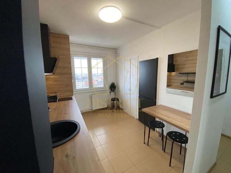 Apartament cu 3 camere semidecomandat, mobilat în Central